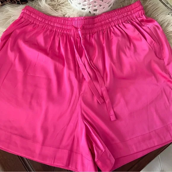 NWT 2 PIECE SATIN SHORTS SET💞 - Picture 5 of 7